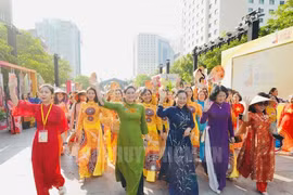 Hơn 3.000 người tham gia diễu hành với áo dài tại TP Hồ Chí Minh