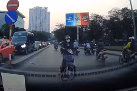 Chạy xe ngược chiều, cô gái khiến tài xế "đứng hình", cư dân mạng ngao ngán