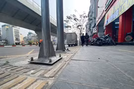 Hà Nội: Cột đèn, trụ điện “thách thức” người khiếm thị