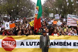 Hàng chục nghìn giáo viên biểu tình đòi tăng lương ở Lisbon