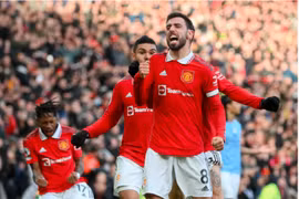 Hai sao rực sáng, M.U lội ngược dòng kịch tính trước Man City