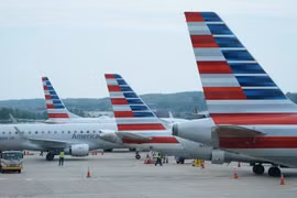 Mỹ phạt nặng American Airlines vì giữ hành khách trên đường băng