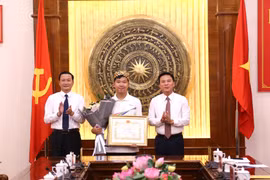Tuyên dương và trao thưởng cho quán quân Đường lên đỉnh Olympia năm 2023 Lê Xuân Mạnh