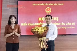 Trao quyết định bổ nhiệm Phó Giám đốc Đài Phát thanh và Truyền hình tỉnh Hậu Giang