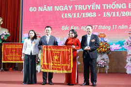 Báo Bắc Kạn đón nhận Cờ thi đua của Thủ tướng Chính phủ
