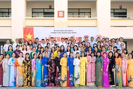 Nghĩ cho học trò, thầy cô mong thay hoa bằng những tấm thẻ BHYT nghĩa tình