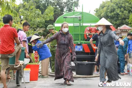Hà Tĩnh: Xe cứu hỏa đưa nước sạch về tận nhà dân