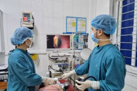 Gắp thành công đồng xu trong thực quản bé gái 60 tháng tuổi ở Hà Tĩnh