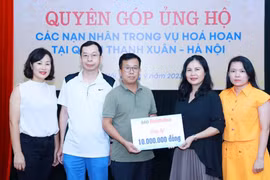 Báo Khánh Hòa trao tiền hỗ trợ các gia đình bị ảnh hưởng trong vụ cháy ở Thanh Xuân