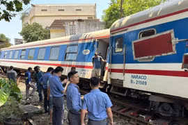 Tàu khách Bắc - Nam khi qua Huế bất ngờ trật bánh
