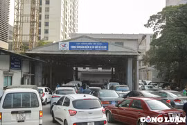 Hà Nội: Lại tái diễn ô tô xếp hàng dài, chờ đợi hàng giờ đồng hồ để được kiểm tra xe