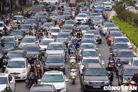 Hà Nội ùn tắc nhiều tuyến đường, người dân chật vật đi làm sau kỳ nghỉ lễ