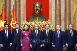 Nguyên Chủ tịch nước Nguyễn Xuân Phúc bàn giao công tác