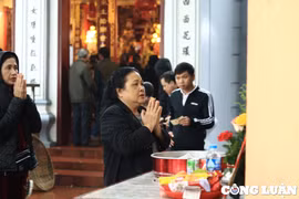 Phủ Tây Hồ đón hàng nghìn người vào rằm tháng Giêng