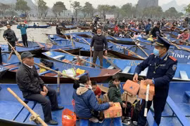 Xử phạt 30 chủ thuyền, đò trên suối Yến (Chùa Hương) không trang bị áo phao cho du khách