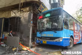 Hà Nội: Xe buýt mất lái lao vào quán ăn, 2 người nhập viện