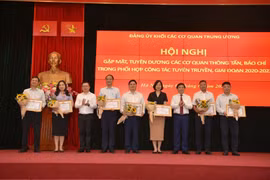 Đảng ủy Khối các cơ quan Trung ương trao tặng nhiều bằng khen cho các cơ quan thông tấn, báo chí