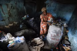 Nigeria: Phụ huynh dùng rác tái chế để trả học phí cho con