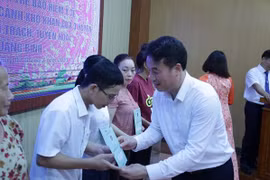 Trao tặng sổ BHXH, thẻ BHYT: Ý nghĩa, thiết thực, lan tỏa yêu thương