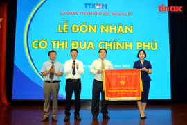 Cơ quan Thông tấn xã Việt Nam khu vực phía Nam đón nhận Cờ thi đua của Chính phủ