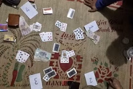 Gia Lai: Bắt quả tang 1 trạm trưởng trạm kiểm dịch đang sát phạt trên chiếu bạc