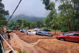 Di chuyển trong mùa mưa lũ, lái xe cần lưu ý gì?