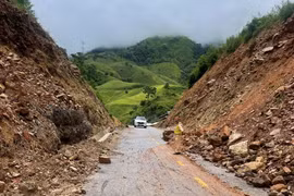 Mưa giông kéo dài gây sạt lở, ngập úng ở Hoà Bình và Điện Biên
