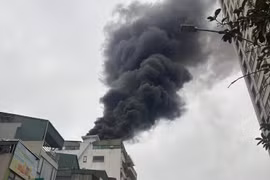 Hà Nội: Cháy nhà cao tầng, khói đen bốc cao hàng chục mét