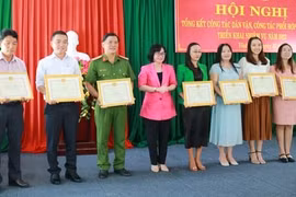 Vĩnh Long trao giải cuộc thi báo chí viết về tấm gương “Dân vận khéo”