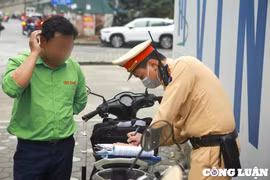 Hà Nội: Xe khách dừng đỗ, bắt khách dọc đường bị CSGT hóa trang xử lý