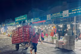 Chợ đêm Long Biên: Nhọc nhằn những nữ cửu vạn "gánh" trên vai tương lai cả gia đình