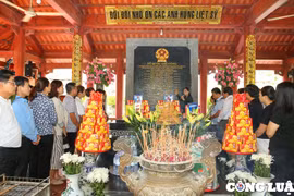 Đoàn đại biểu Hội Nhà báo Việt Nam dâng hương tại Khu Di tích lịch sử Quốc gia Truông Bồn