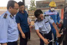 TP HCM buộc tái chế trên 10.000 lít xăng có chất lượng không phù hợp theo quy định