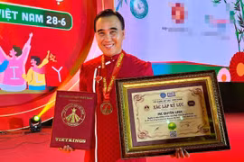 MC Quyền Linh bất ngờ được nhận bằng kỷ lục