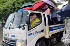 Phú Thọ: CSGT lái xe chuyên dụng chở thí sinh đến làm thủ tục thi