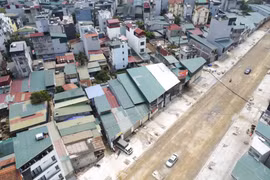 Cận cảnh nhà siêu mỏng, siêu méo, không đủ diện tích xây dựng ở phường Thịnh Liệt, Hà Nội