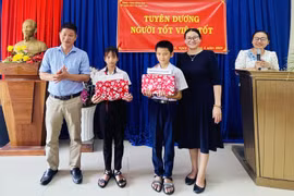 Đồng Nai: Khen thưởng đột xuất hai học sinh lớp 5 trả lại người đánh rơi hàng trăm triệu đồng