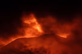 Núi lửa Etna ở Ý phun trào dữ dội, sân bay bị đóng cửa