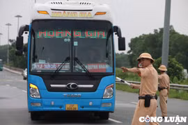 Tài xế bị phạt trong ngày đầu ra quân xử lý vi phạm xe kinh doanh vận tải