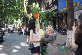 Giới trẻ thích thú "check in" cùng những gánh hoa trên phố Hà Nội