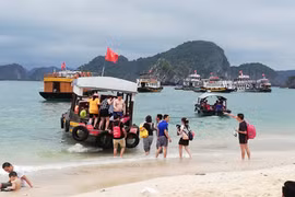 Tạm dừng tham quan trên các vịnh thuộc quần đảo Cát Bà (Hải Phòng) từ trưa 17/7