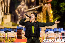 Hà Nội: Nữ cảnh sát cơ động xinh đẹp biểu diễn nghệ thuật trên phố đi bộ