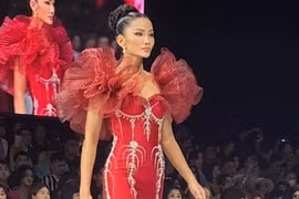 Hoa hậu H'Hen Niê giẫm lên váy suýt ngã khi diễn kết màn show thời trang