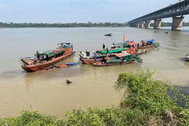 Hà Nội: Tai nạn trên sông Hồng khiến tàu cá bị chìm, một người tử vong