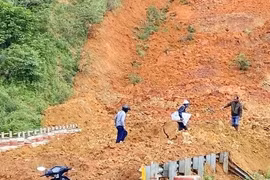 Kon Tum: Sạt lở nghiêm trọng trên đèo Lò Xo khiến giao thông ùn tắc