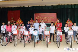 Báo Lao Động đồng hành cùng học sinh vùng cao đến trường