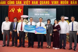 Bộ trưởng Bộ GD&ĐT tặng hơn 18.000 bộ sách cho học sinh vùng khó Gia Lai