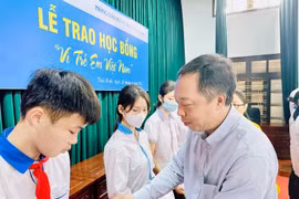Báo Đầu tư trao 100 suất học bổng cho học sinh nghèo hiếu học tỉnh Thái Bình