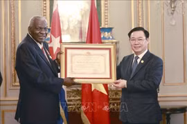 Chủ tịch Quốc hội Vương Đình Huệ trao Huân chương Hồ Chí Minh tặng Chủ tịch Quốc hội Cuba