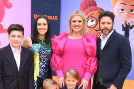 Con gái Kelly Clarkson bị bắt nạt ở trường vì chứng khó đọc